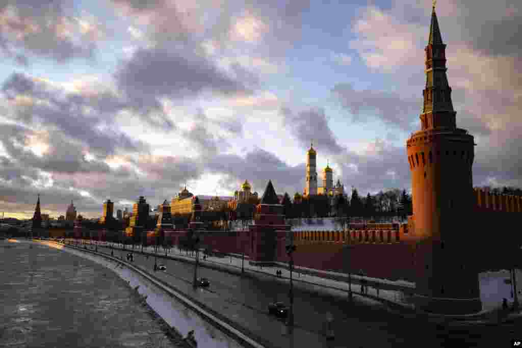 Zalazak sunca obasjava Kremlj i zaleđenu rijeku Moskvu u ruskoj prijestolnici.