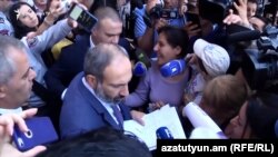 Nikol Pashinian etirazçılarla danışır, 17 may, 2018-ci il