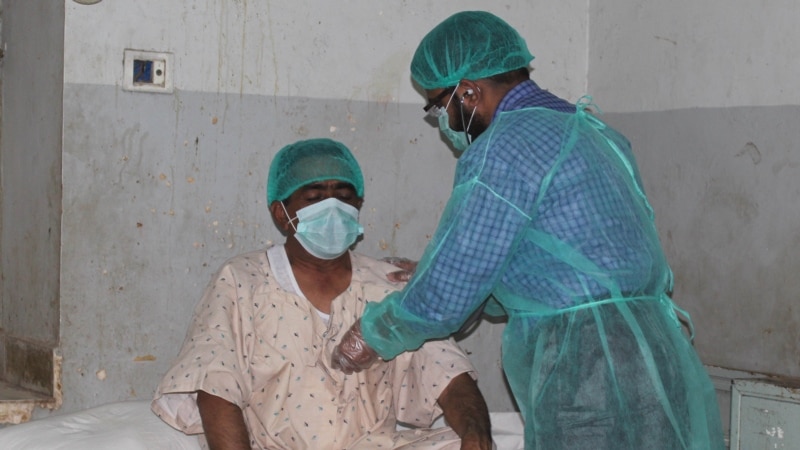 Во Пакистан над 100.000 со коронавирус, нема место во болниците