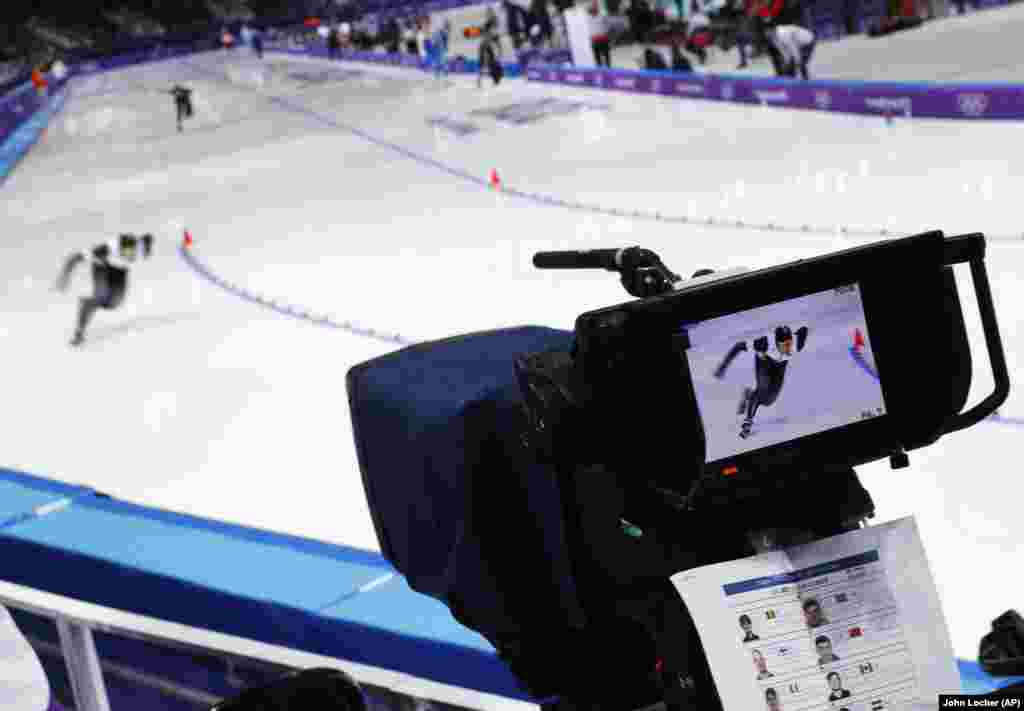 Ковзанярський спорт: Телевізійна камера знімає японського ковзаняря Цубасу Хасегаву під час забігу на 1000 метрів.