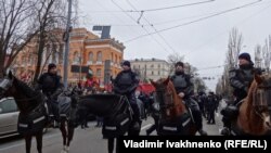 Ոստիկանները հսկում են երթի ընթացքը, Կիև