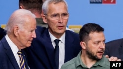ABŞ prezidenti Co Bayden, NATO-nun baş katibi Yens Stoltenberq və Ukrayna prezidenti Volodimir Zelenski Vilnüsdə NATO sammiti zamanı Ukrayna üzrə işçi sessiyada.