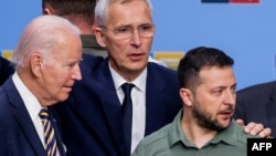 Президент США Джо Байден, генеральный секретарь НАТО Йенс Столтенберг и президент Украины Владимир Зеленский перед рабочей сессией по Украине на саммите НАТО в Вильнюсе, 12 июля 2023 года