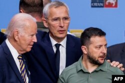 Președintele SUA, Joe Biden, secretarul general al NATO, Jens Stoltenberg, și președintele Ucrainei, Volodimir Zelenski, discută înaintea unei sesiuni de lucru privind Ucraina, în timpul summitului NATO, la Vilnius, 12 iulie 2023.