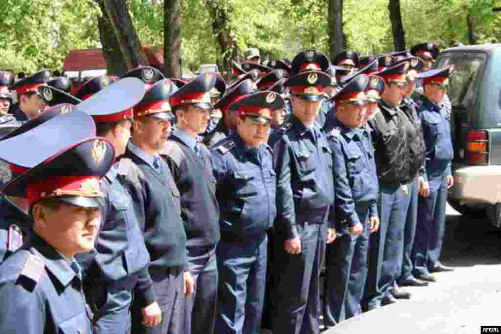 Полицейское оцепление вокруг офиса партии "Алга", где проходит собрание демократической общественности, приуроченном к Первому Мая. Алматы, 1 мая 2010 года. 
