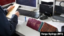 Útleveleket ellenőriznek a magyar határon 2017. április 7-én