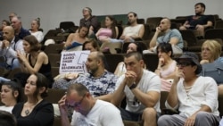 Граждани, подкрепящи арестувания кмет на Варна Благомир Коцев, влязоха на сесията на Общинския съвет