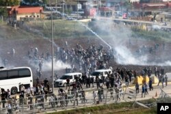 Manifestație pro-palestiniană în fața bazei militare Incirlik din Adana, în sudul Turciei, duminică, 5 noiembrie 2023. Baza aeriană găzduiește soldați americani.