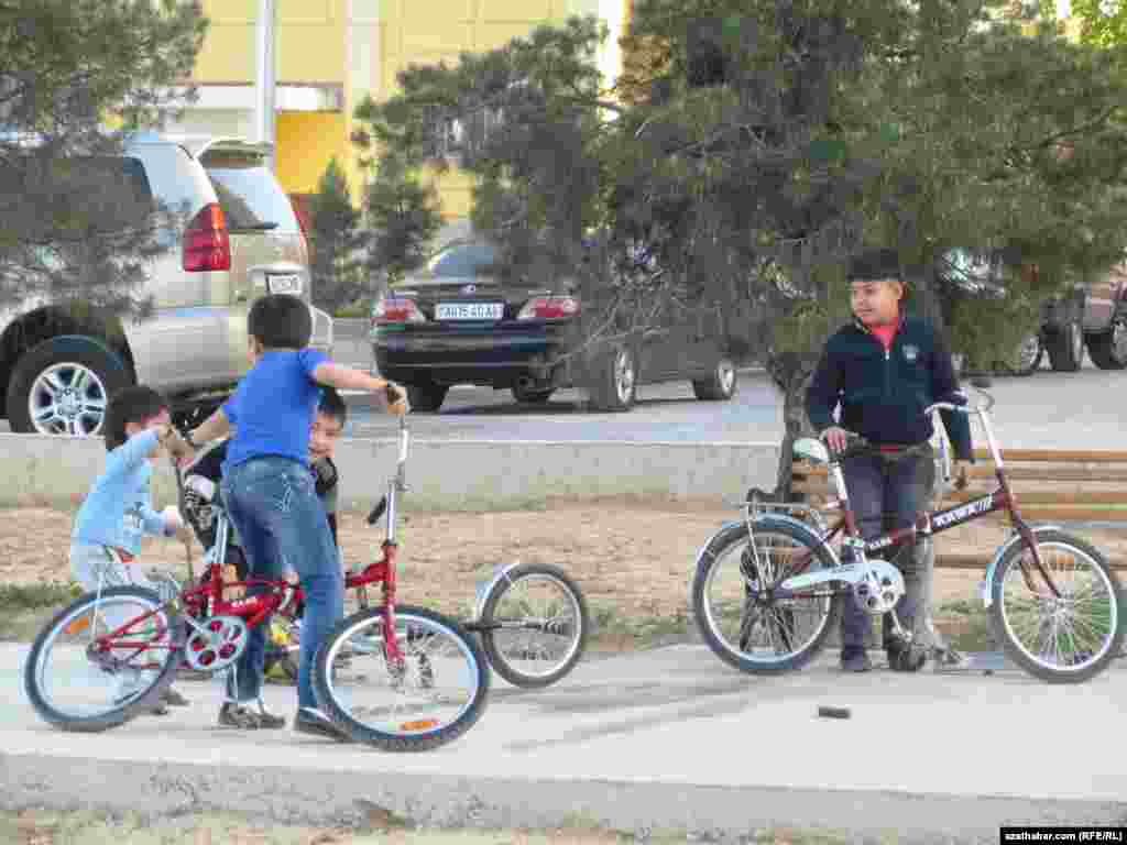 Aşgabatda &ccedil;agalar o&yacute;na&yacute;ar