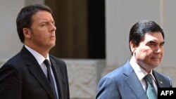 Italiýan premýer-ministri Matteo Renzi (ç) türkmen prezidenti Gurbanguly Berdimuhamedowy garşy alýar. Rim, 4-nji maý, 2015.
