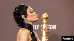 Теяна Тейлър позира с наградата за най-добра женска поддържаща роля във филма One Battle After Another на церемонията по връчването на наградите "Златен глобус" в Бевърли Хилс, Калифорния, САЩ, 11 януари 2026 г. 