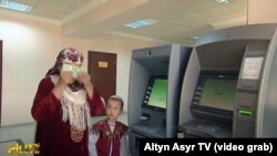 Manady ýüzüne sylýan aýal we oňa geň galyp seredýän çaga