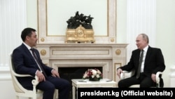 Қырғызстан басшысы Садыр Жапаров (сол жақта) және Ресей президенті Владимир Путин. Ақпан айы, 2021 жыл. 