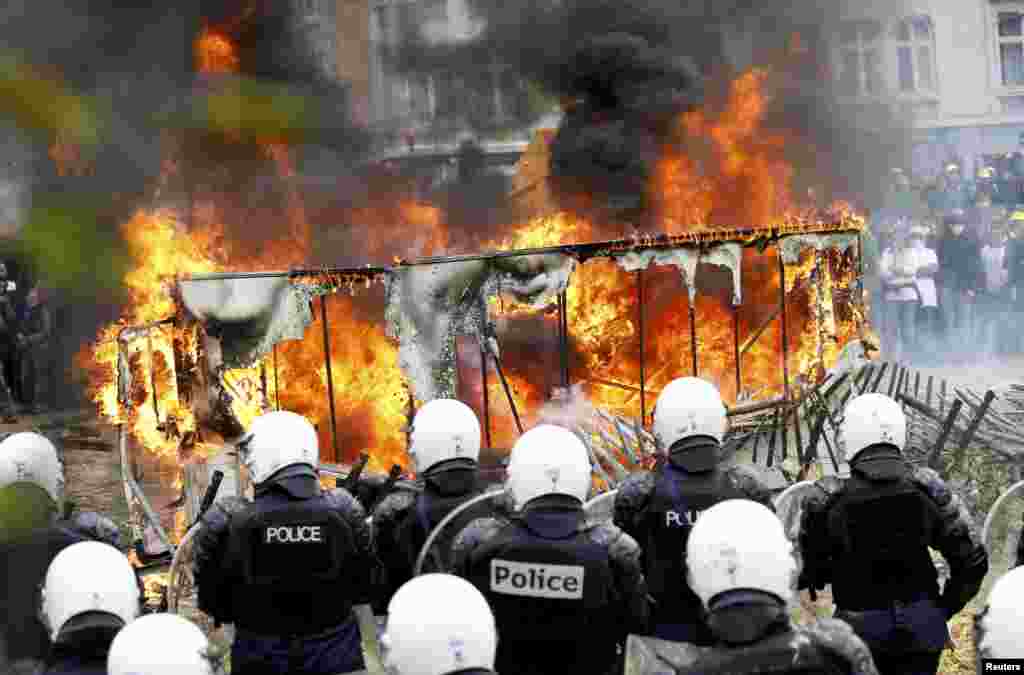 Polis etirazçıların önündə sədd qurub.&nbsp;​REUTERS/Jacky Naegelen