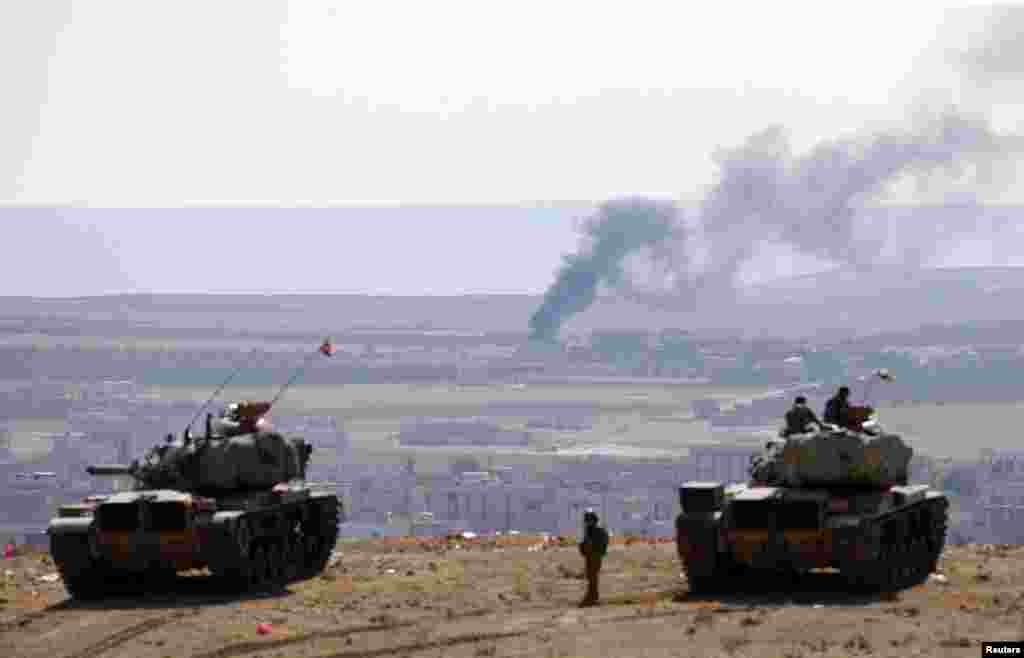 Türkiyə əsgərləri öz mövqelərindən Kobanidə bombardmanı izləyirlər. 8 oktyabr 2014