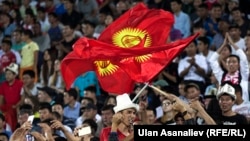 Кыргызстандык футбол күйөрмандары.