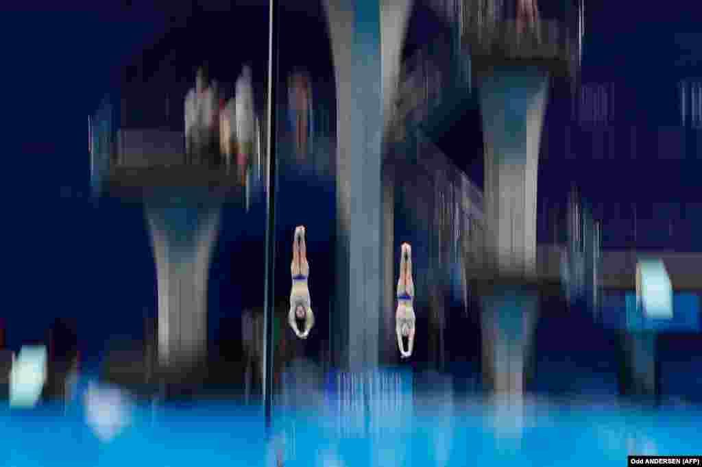 Александр Бондарь и Виктор Минибаев из команды Олимпийского комитета России соревнуются за бронзу в финальных соревнованиях по синхронным прыжкам в воду с вышки 10 м на Олимпийских играх 2020 года в Токио, в Центре водных видов спорта, 26 июля 2021 года