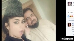 Fotografi e modeles Qandeel Baloch së bashku me klerikun Mufti Qavi