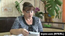 Жена моряка Юрия Будзыло Ирина зачитывает строки из письма супруга