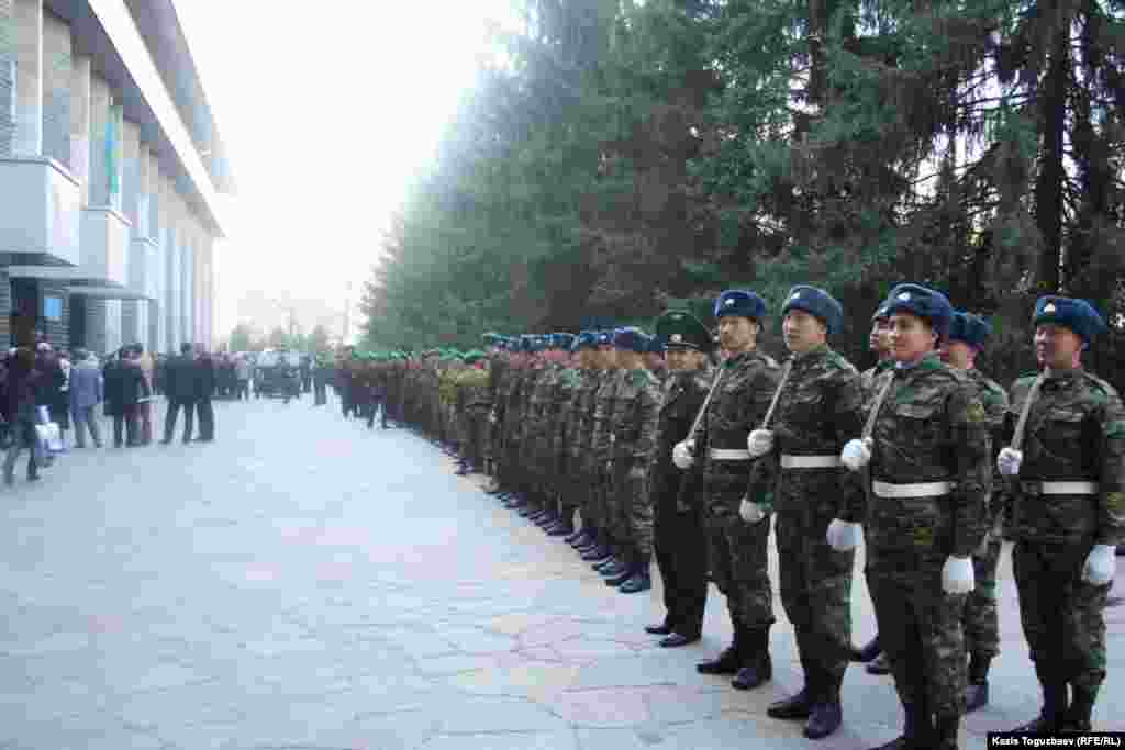 Почетный караул из личного состава подразделений войск КНБ Казахстана. Алматы, 5 апреля 2012 года.