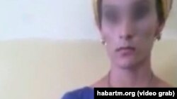 Polisiýa saklanan transgenderiň bijaý ýerine depip görmegi teklip etdi.