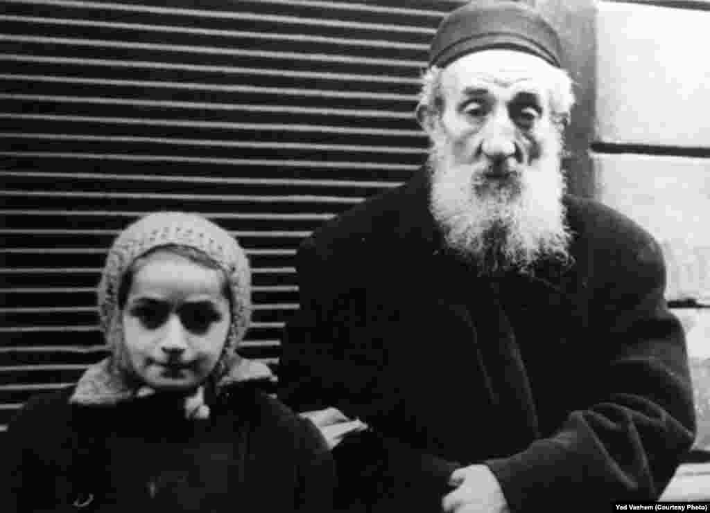 An elderly Jew and a child in the ghetto
