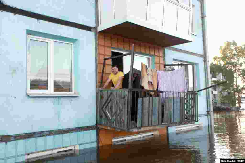An apartment block in the flooded town of Tulunin in Russia&#39;s Irkutsk region, where heavy rains have caused floods and a state of emergency has been declared. (TASS/Kirill Shipitsin)