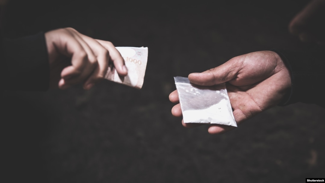 Порно әйелі күйеуінің алдында трахает