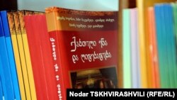 В Министерстве образования утверждают, что даже подержанные учебники находятся в отличном состоянии, непригодные были изъяты из школьных библиотек