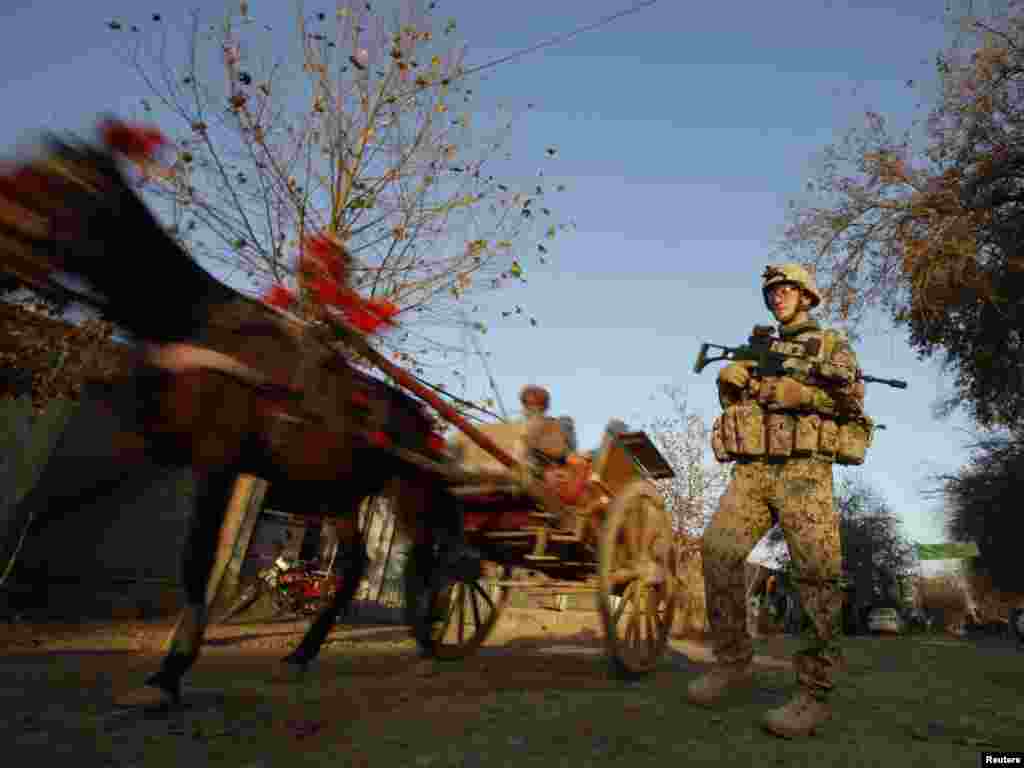 Soldat german în orașul afgan Iman Sahib - Photo by Fabrizio Bensch for Reuters.