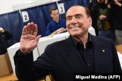 Silvio Berlusconi la vot la Milano