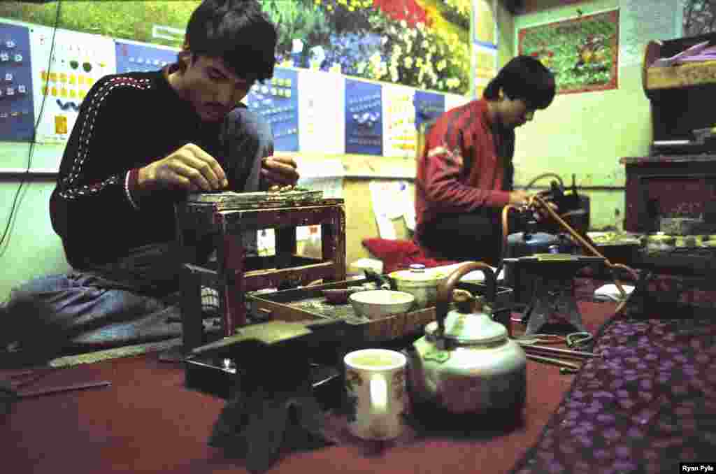 Jewelery makers ply their trade in Kashgar. - The Beijing Cultural Protection Center worries that it has been unable to obtain any details of the government's reconstruction plan.