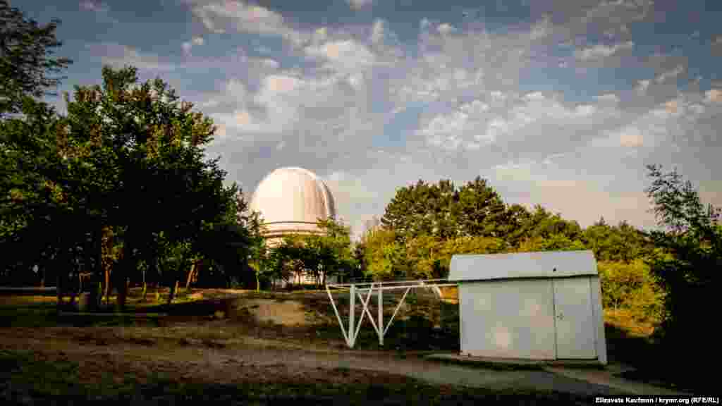 На первом плане &ndash; белая &laquo;коробочка&raquo;, в которой надежно укрыт телескоп. Ночью крыша этой &laquo;коробочки&raquo; отодвигается &ndash; и туристам показывают Сатурн и Юпитер. На втором плане &ndash; 1,25-метровый астрономический зеркальный телескоп 11 (АЗТ-11)