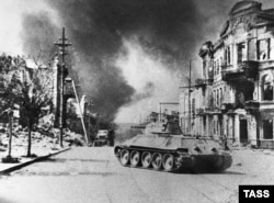 Крим. Cевастополь. 1944 рік. Радянський танк Т-34 на вулицях міста