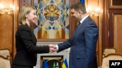 Aİ-nin xarici işlər komissarı Federica Mogherini dekabrın 8-də Brüsseldə Ukrayna baş naziri Volodimir Hroysmanla görüşüb