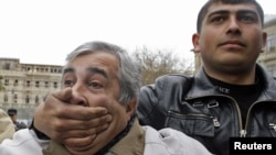 По словам Ниджата Самедоглу, 2013-й год можно записать в негатив в рамках вопроса свободы слова, самовыражения, политических и гражданских свобод в Азербайджане