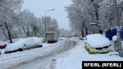 Ninsorile abundente au acoperit cu zăpadă străzile din București.