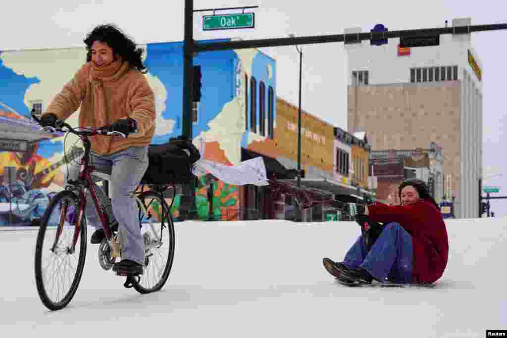 Dikujt, sikurse kësaj gruaje në Teksas, jeta mund t'i jetë vështirësuar nga bora...