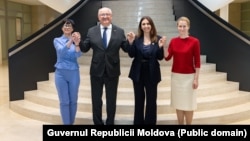 Imagine de la conferința interguvernamentală Moldova: premierul moldovean Alexandru Munteanu alături de comisara extinderii Marta Kos (stânga), ministra cipriotă pentru afaceri europene Marilena Raouna și Kaja Kallas, șefa politicii externe a UE.