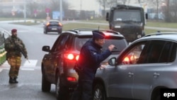 Բրյուսելի օդանավակայանի ահաբեկչությունից հետո ոստիկանությունը անվտանգության միջոցառումներէ իրականացնում փողոցներում, 23-ը մարտի, 2016թ.