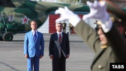 Președinții Sarkisian și Medvedev la aeroporul din Erevan