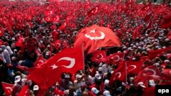 Leaders of opposition parties were also reportedly asked to address the crowds in Istanbul, although the pro-Kurdish Peoples' Democratic Party was not invited.