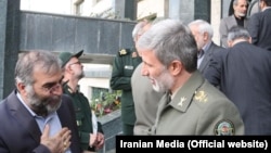 محسن فخری‌زاده (چپ) در کنار امیر حاتمی وزیر دفاع دولت دوم روحانی