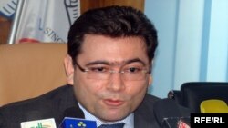 د مالیې وزارت د ګمرکونو او عوایدو مرستیال ګل مقصود ثابت وايي، د ایساف قراردادیانو د معافیت په نوم اویا زره کانټیره مواد له ګمرکونو راتیر کړي