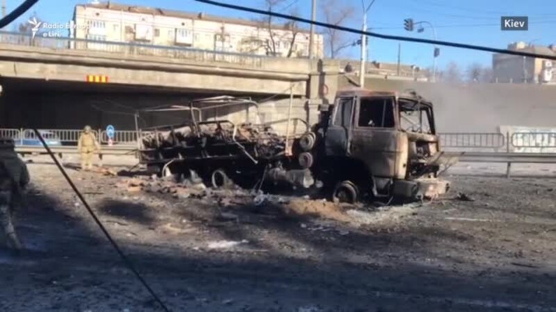 Në rrugët e Kievit shihen armët ruse të shkatërruara dhe automjetet e djegura
