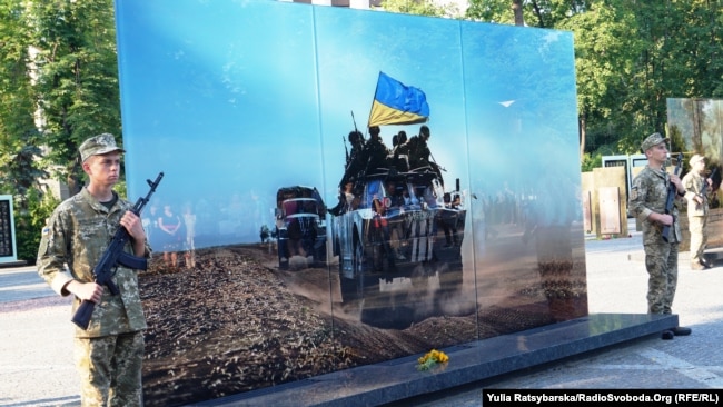 У Дніпрі згадали поіменно 49 десантників, загиблих у збитому під Луганськом Іл-76 У Дніпрі згадали поіменно 49 десантників, загиблих у збитому під Луганськом Іл-76
