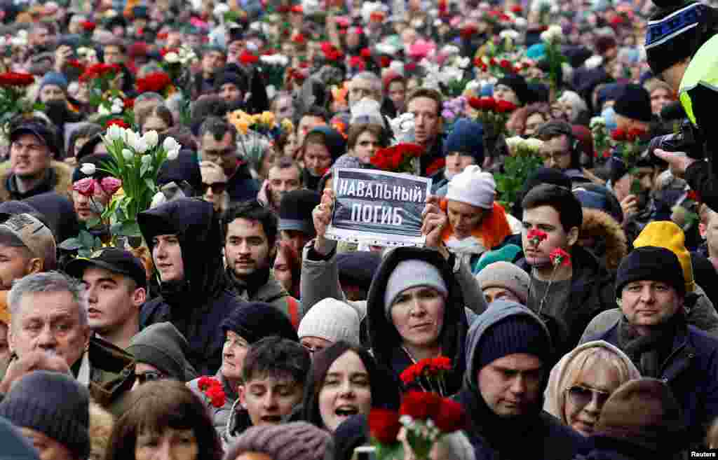 Тисячі людей зібралися 1 березня біля храму ікони Божої Матері в Москві, щоб попрощатися із опозиційним політиком Олексієм Навальним, який помер 16 лютого в колонії особливого режиму у Ямало-Ненецькому автономному окрузі Росії