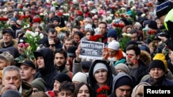 Луѓето одат кон Борисовските гробишта за време на погребот на рускиот опозициски политичар Алексеј Навални во Москва, Русија, 1 март 2024 година.