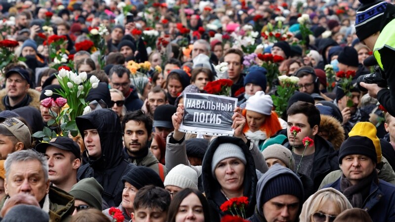 У Маскве тысячы чалавек прыйшлі на пахаваньне палітвязьня Навальнага, які памёр у турме. ФОТА