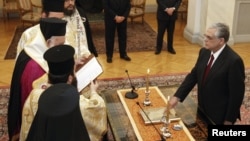 Грчкиот премиер Лукас Пападимос за време на церемонијата во претседателската палата во Атина